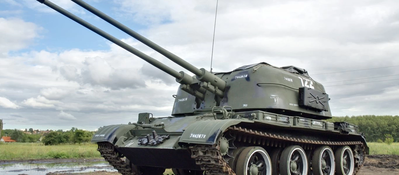 ZSU-57-2 «Sparka»: Ποιο ήταν το πανίσχυρο σοβιετικό αντιαεροπορικό -και όχι μόνο- πυροβόλο; (βίντεο)